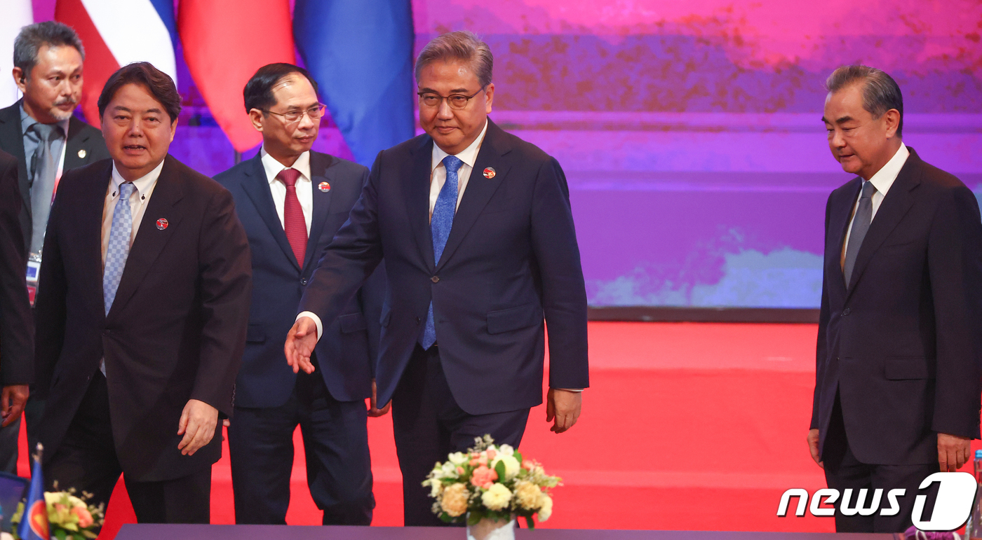 (자카르타(인도네시아)=뉴스1) 이재명 기자 = 박진 외교부 장관(가운데), 왕이 중국 공산당 중앙정치국 위원(오른쪽), 하야시 요시마사 일본 외무상이 13일(현지시간) 인도네시아 …