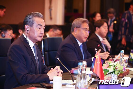 왕이 중국 공산당 중앙정치국 위원이 13일(현지시간) 인도네시아 자카르타 샹그릴라 호텔에서 열린 아세안+3(한·중·일) 외교장관회의에서 박진 외교부 장관의 모두발언을 듣고 있다. (공동취재) 2023.7.13/뉴스1 © News1 이재명 기자