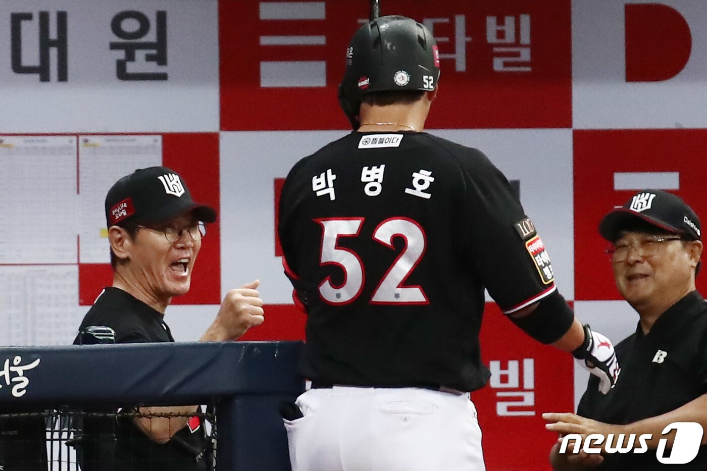 본문 이미지 - 이강철 KT 위즈 감독(왼쪽)과 박병호(가운데). 2023.7.13/뉴스1 ⓒ News1 김민지 기자