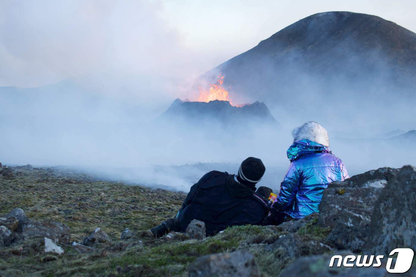 (리틀리 흐루투르 AFP=뉴스1) 우동명 기자 = 12일 (현지시간) 아이슬란드 레이캬비크 리틀리 흐루투르에 있는 파그라달스피알 화산이 분화해 붉은 용암을 분출하는 모습을 주민들이 …