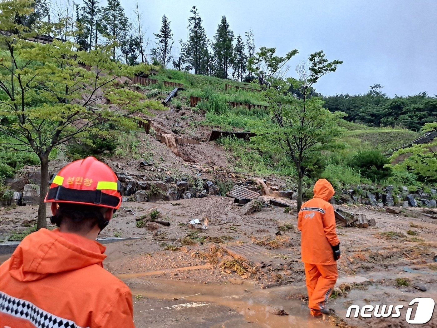 본문 이미지 - 집중호우로 인한 토사 유출 현장.(경기도소방재난본부 제공)