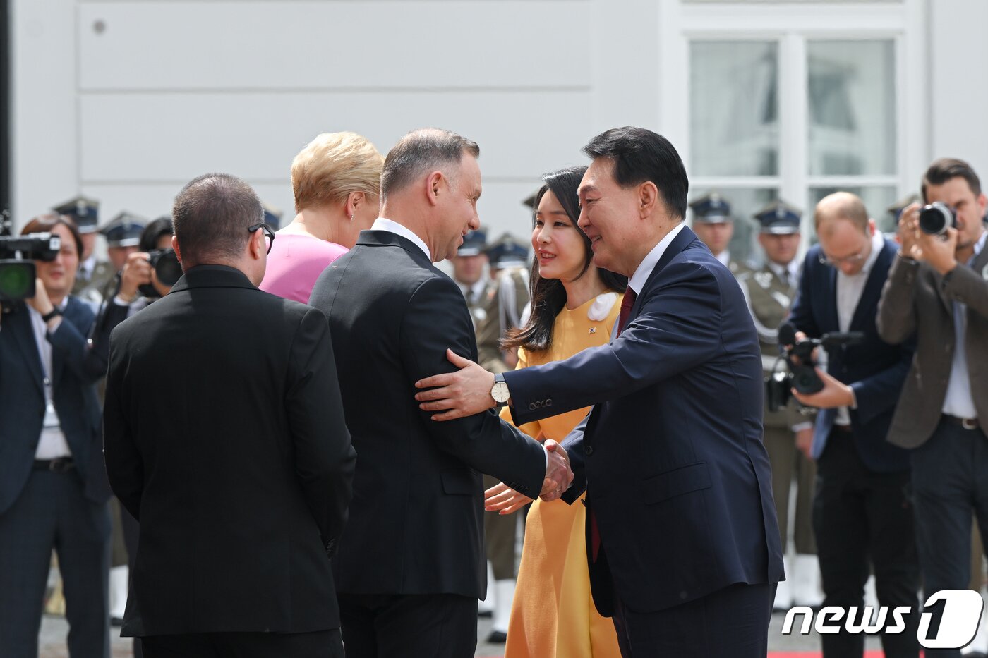 본문 이미지 - 윤석열 대통령과 김건희 여사가 13일(현지시간) 바르샤바 대통령궁에서 열린 공식환영식에서 안제이 두다 폴란드 대통령 부부와 인사하고 있다. (대통령실 제공) 2023.7.14/뉴스1 ⓒ News1 오대일 기자