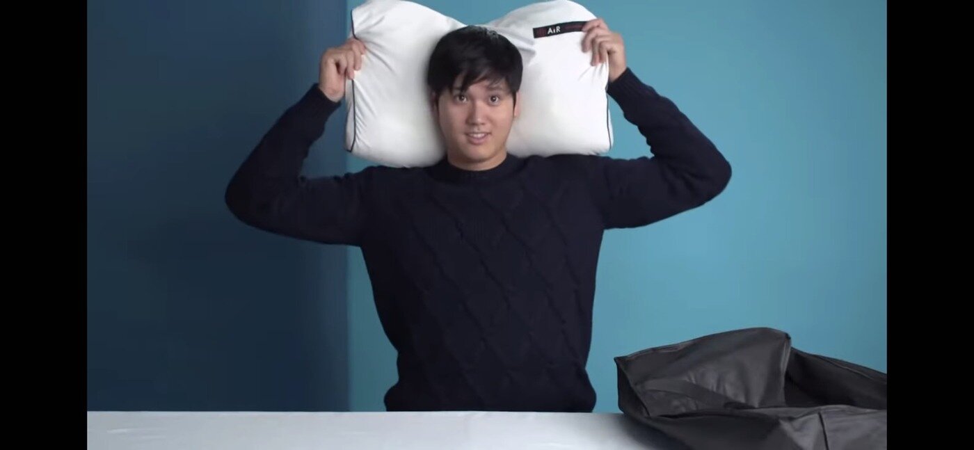 본문 이미지 - 개인 베개를 소개하고 있는 오타니.(GQ SPORTS 유튜브 방송 캡처)