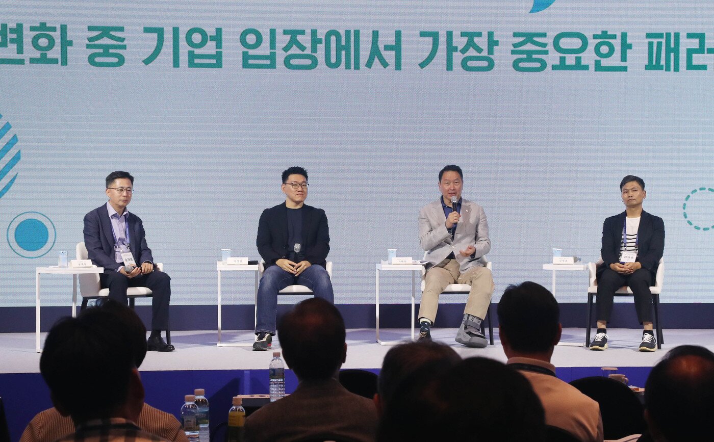 본문 이미지 - 제주포럼에서 열린 경영토크쇼에서 최태원 대한상의 회장(왼쪽 세번째)이 발언하고 있다.