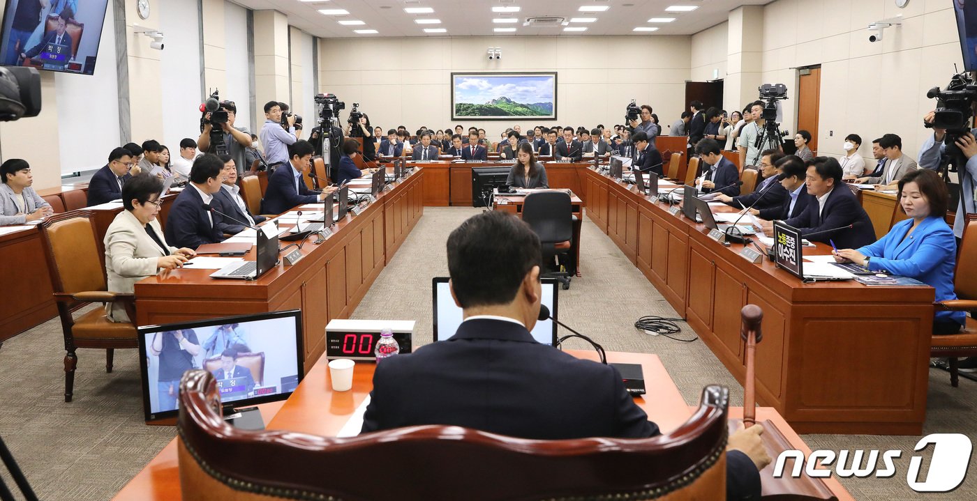 본문 이미지 - 박정 위원장이 14일 오전 서울 여의도 국회에서 열린 환경노동위원회 전체회의를 주재하고 있다. 2023.7.14/뉴스1 ⓒ News1 임세영 기자