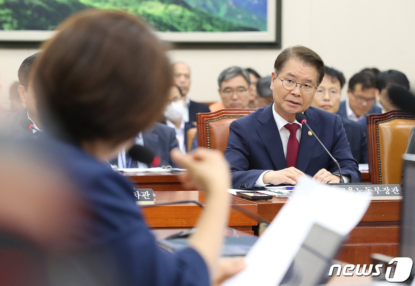 본문 이미지 - 이정식 고용노동부 장관이 14일 오전 서울 여의도 국회에서 열린 환경노동위원회 전체회의에서 의원들의 질의에 답하고 있다. 2023.7.14/뉴스1 ⓒ News1 임세영 기자