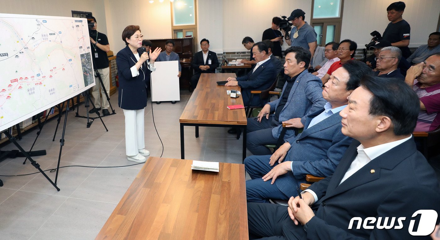 국회 국토위 여당 간사인 김정재 국민의힘 의원이 14일 오전 경기도 양평군 양서면 대아교회에서 열린 국민의힘·양서면 이장협의회 간담회에서 발언을 하고 있다. 이번 간담회는 국민의힘 국토위 의원들이 서울양평 고속도로와 관련해 양서면 주민들의 의견을 듣기위해 열렸다. 2023.7.14/뉴스1 ⓒ News1 박세연 기자