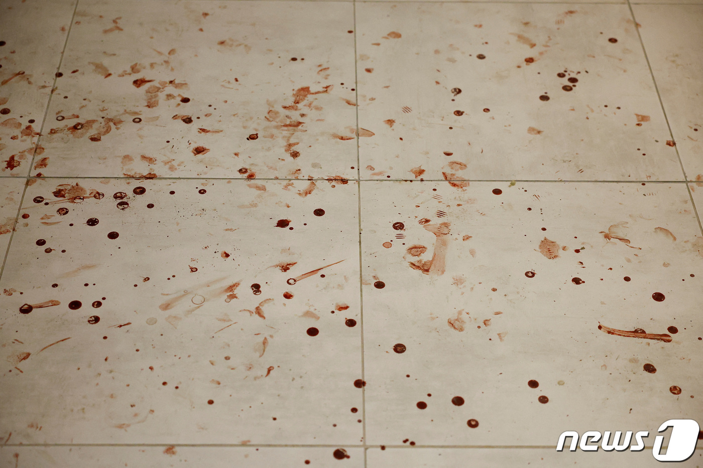 (키이우 로이터=뉴스1) 우동명 기자 = 13일(현지시간) 러시아 군 자폭 드론의 공격을 받는 우크라이나 키이우의 건물 바닥에 핏자국이 보이고 있다. 2023.7.14ⓒ 로이터=뉴 …