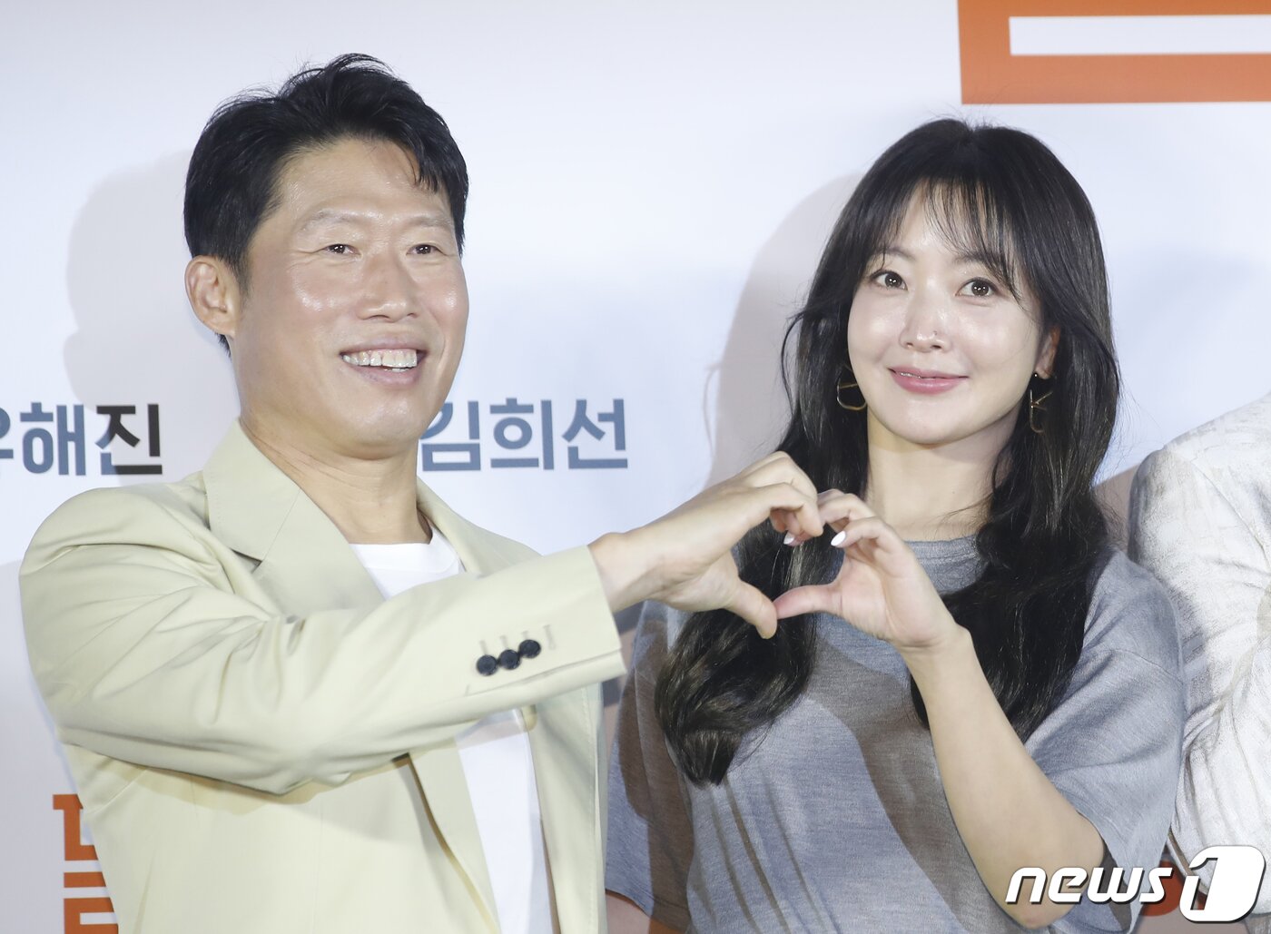 본문 이미지 - 배우 유해진과 김희선(오른쪽)이 14일 서울 광진구 롯데시네마 건대입구에서 열린 영화 '달짝지근해: 7510'(감독 이한) 제작보고회에서 포즈를 취하고 있다. '달짝지근해: 7510'은 과자밖에 모르는 천재적인 제과 연구원 치호(유해진 분)가 직진밖에 모르는 세상 긍정 마인드의 일영(김희선 분)을 만나면서 인생의 맛이 버라이어티하게 바뀌는 이야기다. 2023.7.14/뉴스1 ⓒ News1 권현진 기자