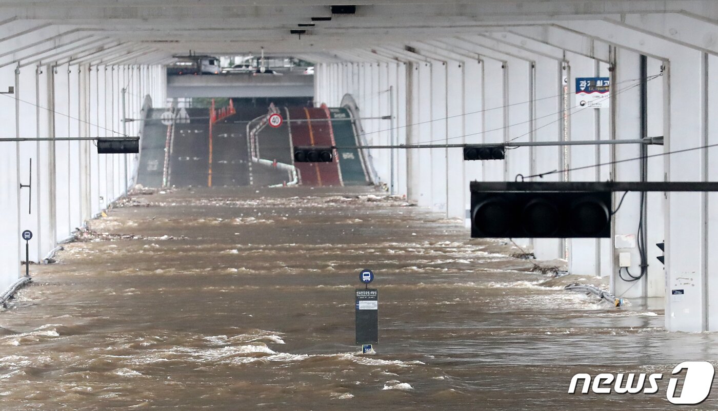 본문 이미지 - 중부지방 집중호우로 한강 수위가 상승한 14일 서울 잠수교 일대가 물에 잠겨있다. 2023.7.14/뉴스1 ⓒ News1 이승배 기자