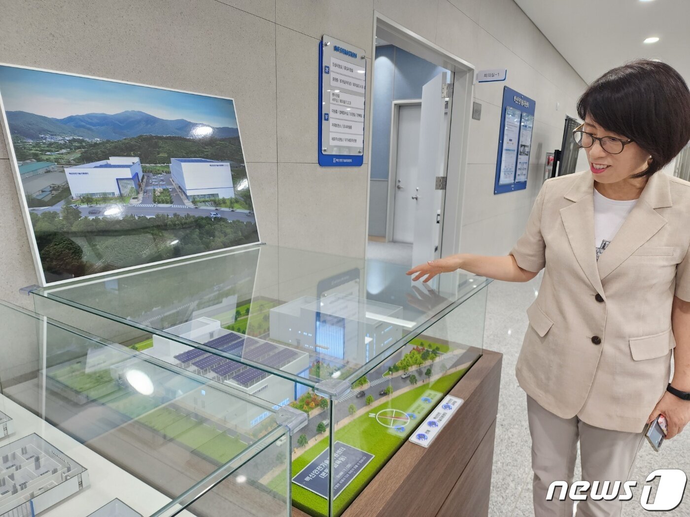 본문 이미지 - 백선영 국가백신안전기술지원센터장이 새로 건립 중인 교육동 건물을 설명하고 있다./뉴스1