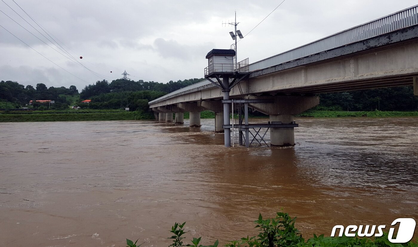 본문 이미지 - 14일 오후 홍수 주의보가 내려진 충북 괴산군 달천 목도교 인근 하천이 흙탕물로 변해 있다. 2023.7.14/뉴스1 ⓒ News1 엄기찬 기자