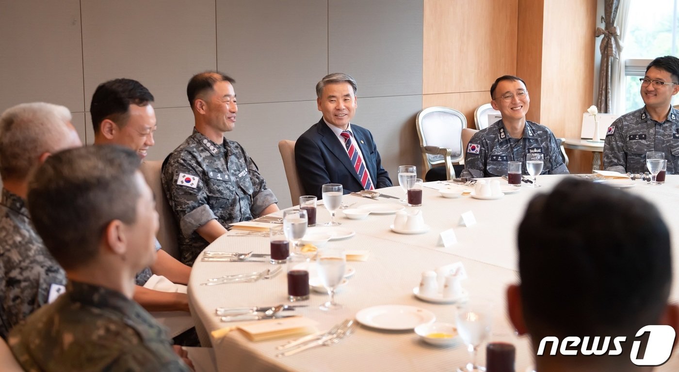 이종섭 국방부 장관이 14일 서울 용산구 국방컨벤션에서 북한 우주발사체 탐색 ·인양작전에 참가했던 현장 지휘관과 심해잠수사, UDT, 함정 승조원 등 관계관들과 대화를 나누고 있다. &#40;국방부 제공&#41; 2023.7.14/뉴스1