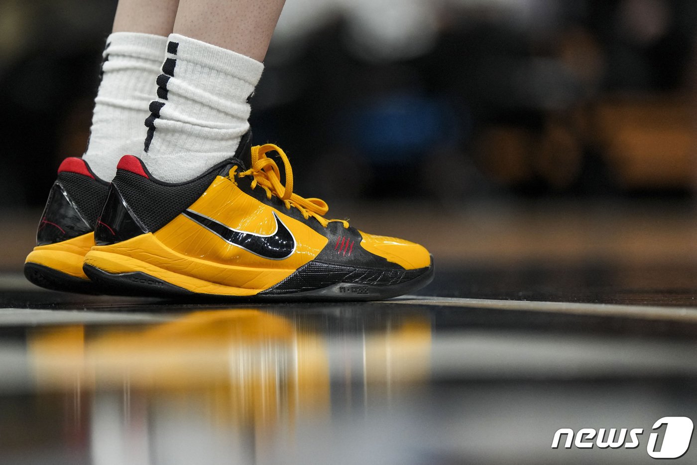 본문 이미지 - 이소룡의 노란색 트레이닝복을 오마주한 나이키 농구화. 2023.04.03/ ⓒ 로이터=뉴스1 ⓒ News1 박재하 기자
