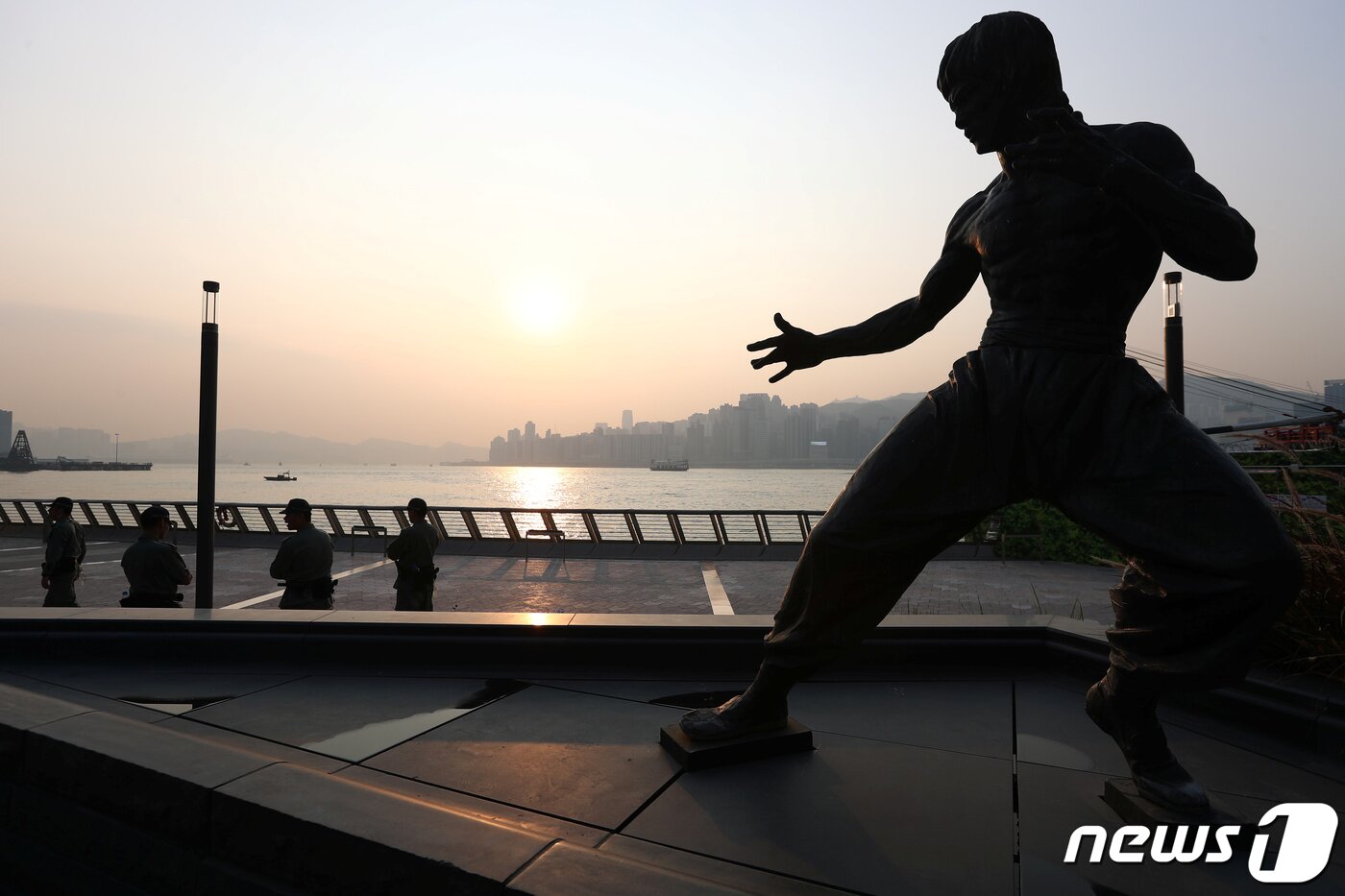 본문 이미지 - 홍콩 침사추이 '스타의 거리'에 설치된 이소룡의 동상. 2019.10.01/ ⓒ 로이터=뉴스1 ⓒ News1 박재하 기자