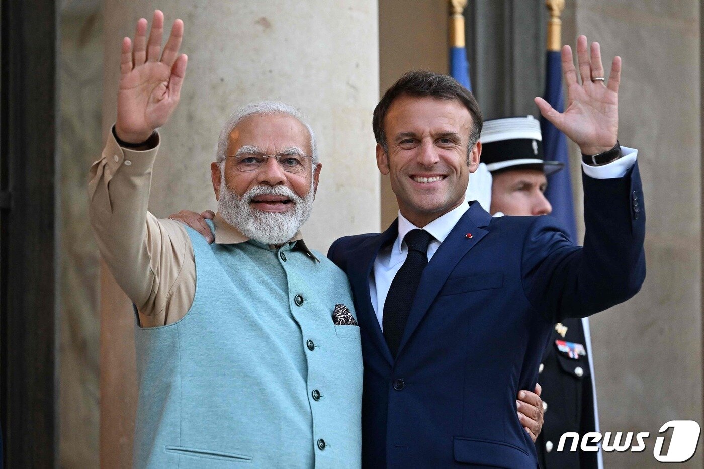 본문 이미지 - 13일(현지시간) 프랑스 파리 엘리제궁에서 에마뉘엘 마크롱 프랑스 대통령(오른쪽)과 나렌드라 모디 인도 총리(왼쪽)가 만나 어깨동무를 한 채 손을 흔들고 있다. 2023.7.13. ⓒ AFP=뉴스1 ⓒ News1 김성식 기자