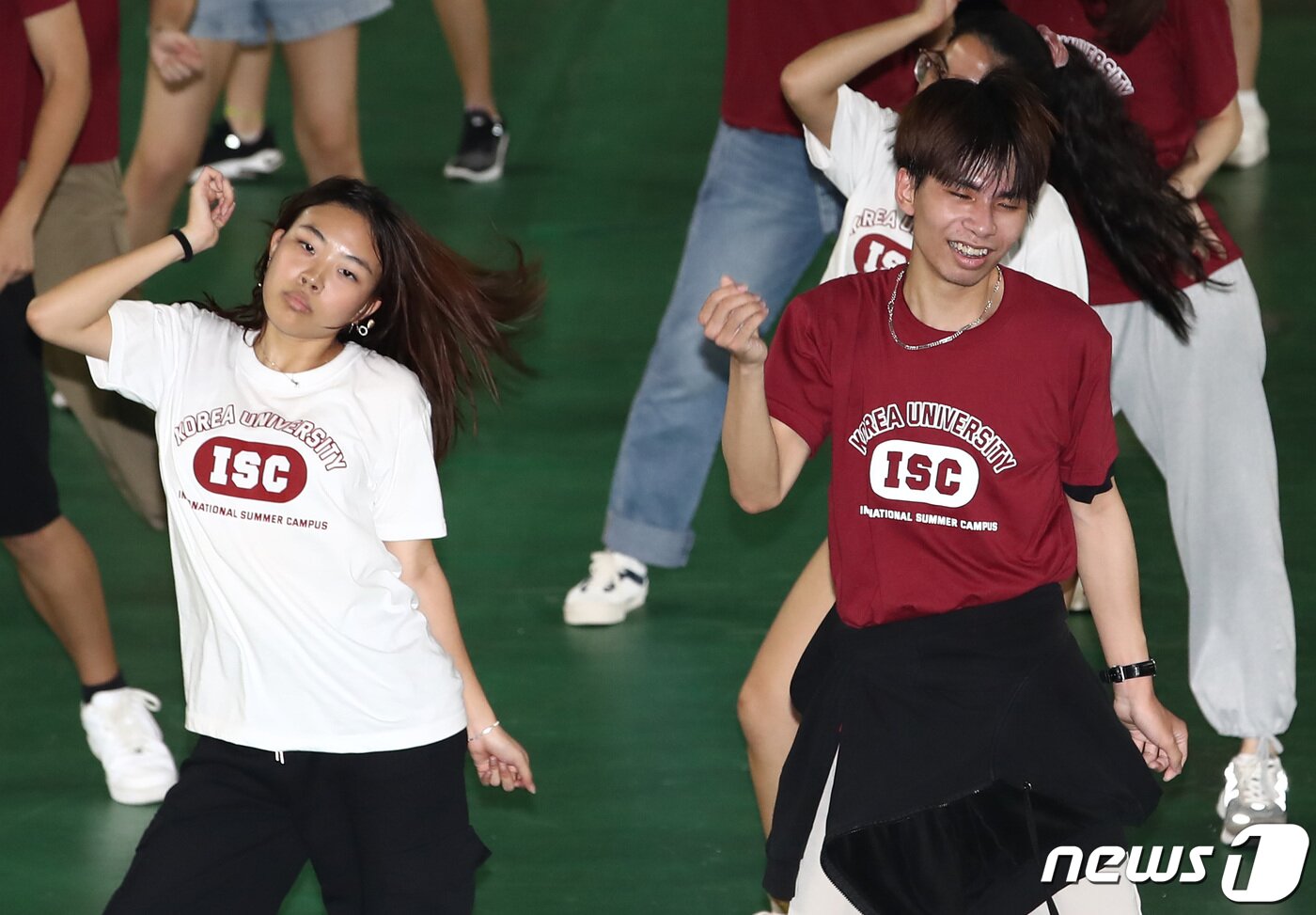 본문 이미지 - 고려대학교 국제하계대학(ISC)에 참가한 외국인 대학생들이 2023년 7월 14일 서울 성북구 고려대 화정체육관에서 아이돌 아이브의 Kitsch 음악에 맞춰 플래시몹을 하고 있다.(자료사진) 2023.7.14/뉴스1 ⓒ News1 김민지 기자