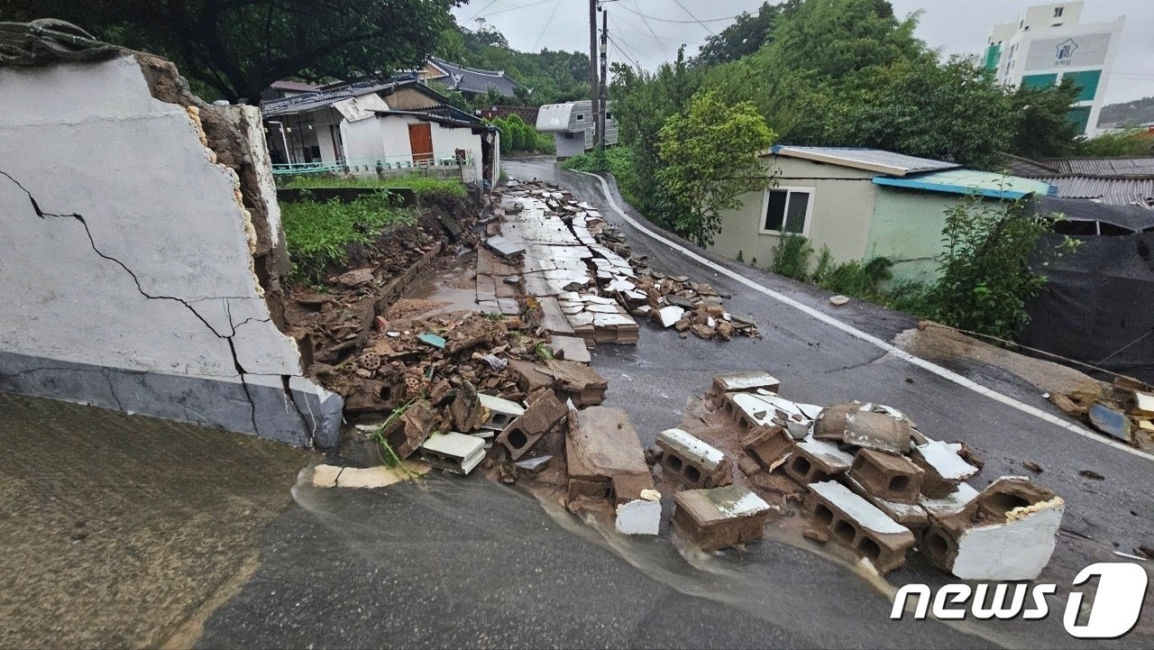 밤새 내린 폭우로 14일 오전 5시33분께 전남 영광군 영광읍의 한 주택 담벼락이 도로로 무너져 내려 통행이 통제되고 있다. &#40;영광군 제공&#41; 2023.7.14/뉴스1