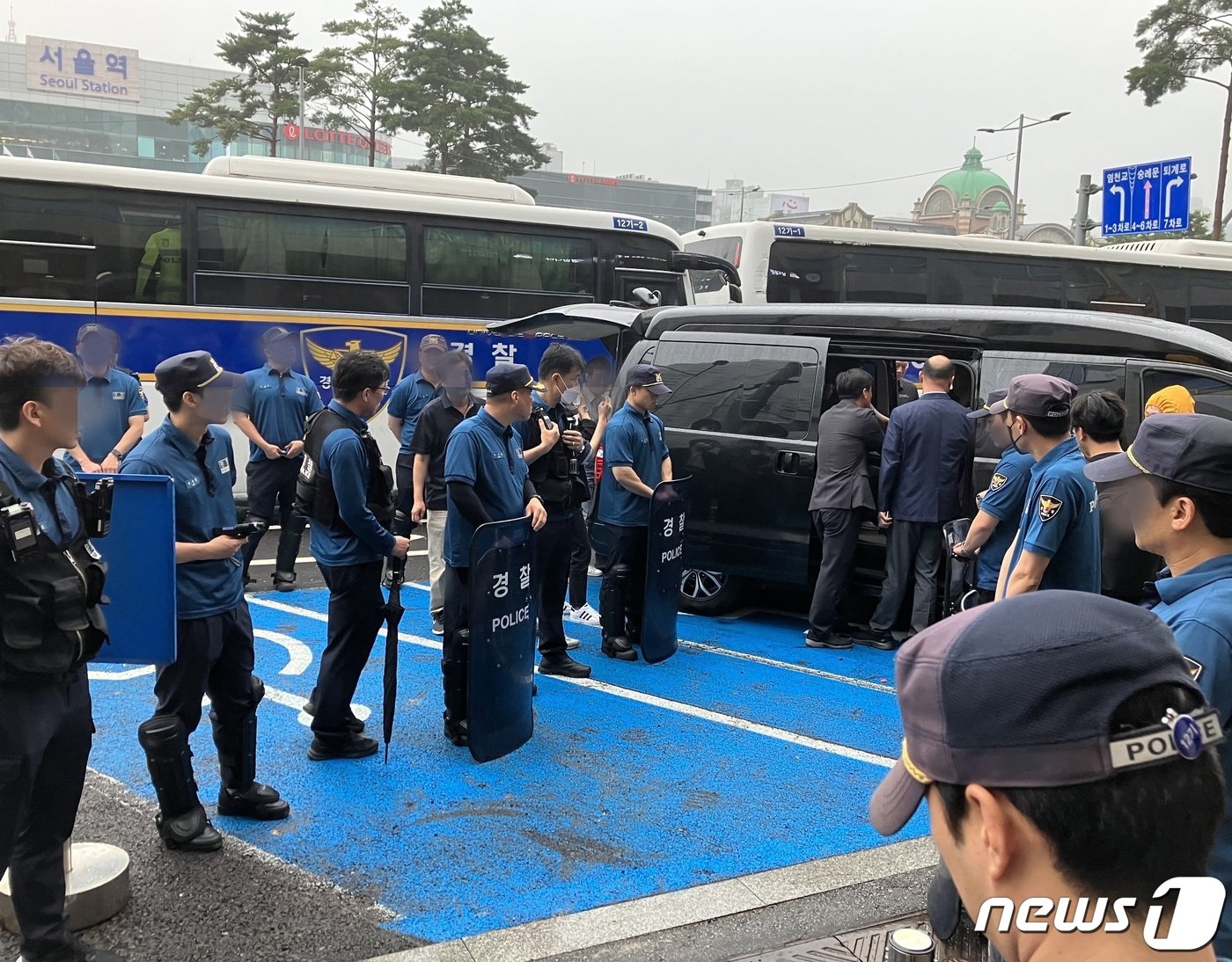 박경석 전국장애인차별철폐연대&#40;전장연&#41; 대표가 14일 오후 버스를 가로막고 시위를 벌인 혐의로 경찰에 체포돼 남대문경찰서로 이송됐다. 경찰서 앞에 도착한 박 대표는 휠체어 안전띠없이 이송됐다며 도로교통법 위반이라고 항의하며 하차를 거부했다. 이에 남대문서 관계자들과 박 대표가 대화를 나누고 있다. ⓒ News1 김기성 기자