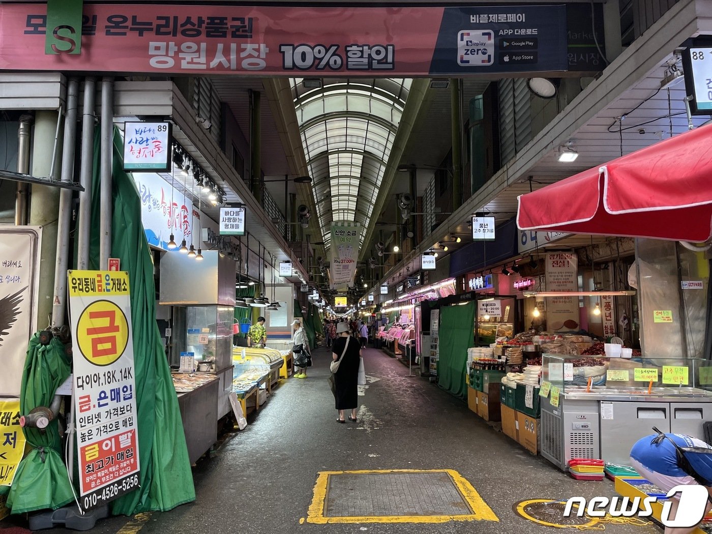 본문 이미지 - 덥고 습한 날씨에 한산한 서울 마포구 망원시장. ⓒ News1 김형준 기자