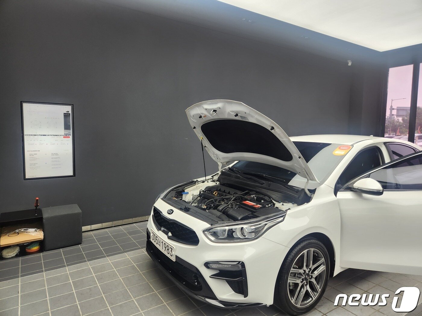 본문 이미지 - 지난 10일 엔카 믿고 센터에 차량이 전시되어 있는 모습./뉴스1 윤다혜 기자