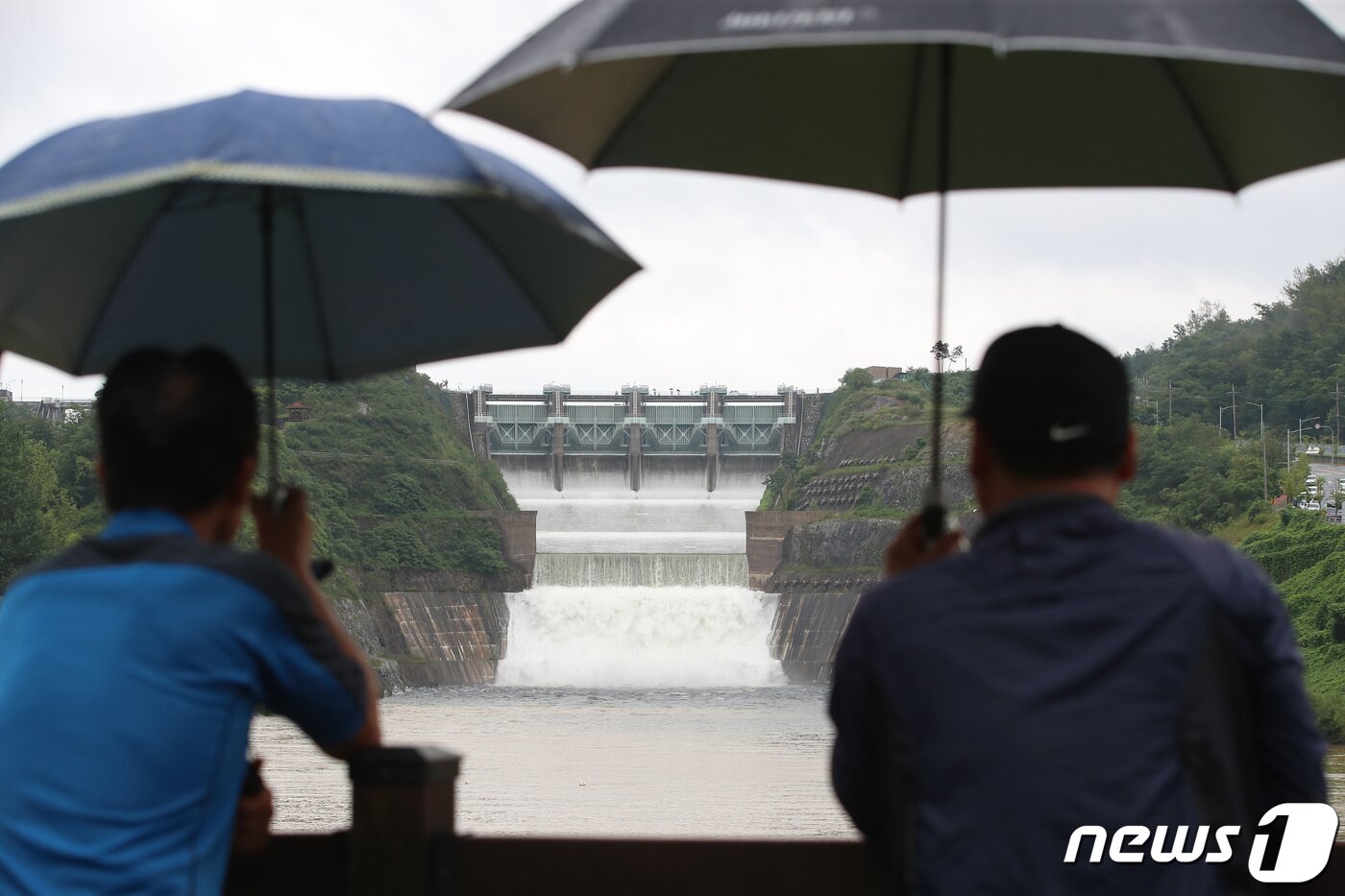 본문 이미지 - 낙동강 유역 최대 규모인 경북 안동댐이 14일 오후 수문을 열고 초당 300톤 이내의 방류를 시작하자 시민들이 광경을 지켜보고 있다. 안동댐 방류는 2020년 8월 이후 3년 만이다. 2023.7.14/뉴스1 ⓒ News1 공정식 기자