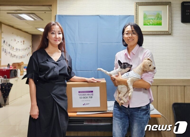 본문 이미지 - 허지윤 한국반려동물영양연구소 부대표(왼쪽)는 14일 경기 안산시 동물입양센터 '포독 마이라이프'를 찾아 이미진 센터장에게 바나퀸을 기부했다. ⓒ 뉴스1 최서윤 기자