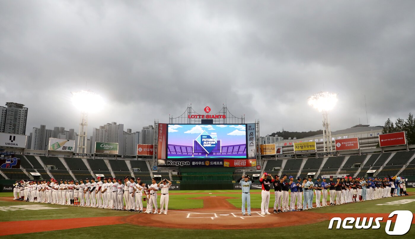 본문 이미지 - 14일 오후 부산 사직야구장에서 열린 '2023 KBO 퓨처스 올스타전' 북부리그와 남부리그의 경기 시작 전 북부와 남부 선수들이 경기장에 나와 인사하고 있다. 2023.7.14/뉴스1 ⓒ News1 윤일지 기자