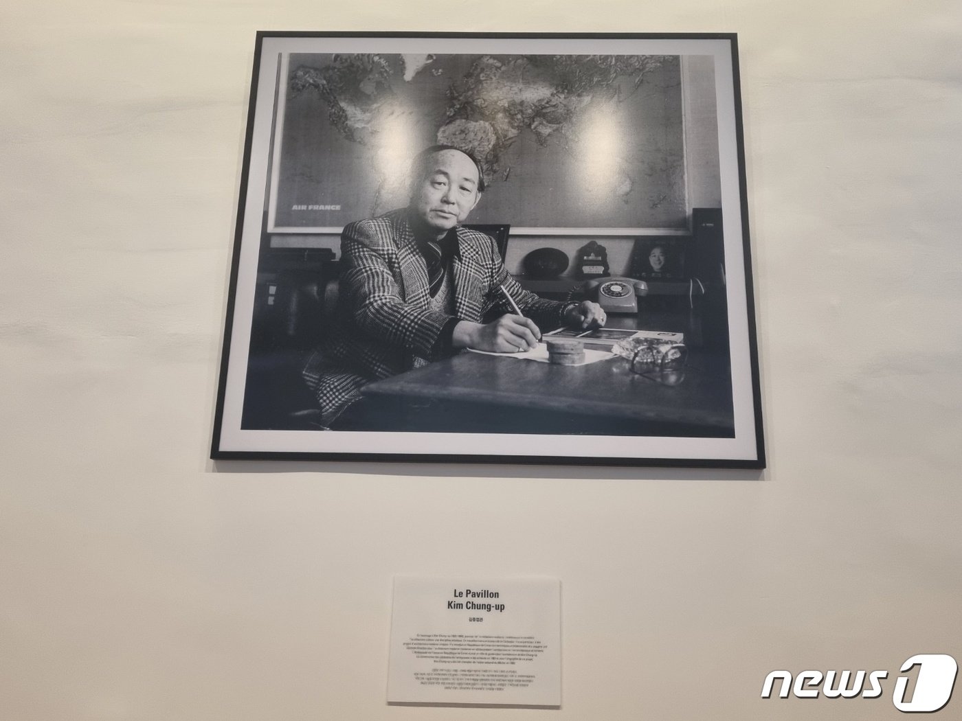 본문 이미지 - 주한 프랑스 대사관 김중업관 계단에 걸린 고(故) 김중업 건축가 사진. 2023. 7. 14/뉴스1 ⓒ News1 최서윤 기자