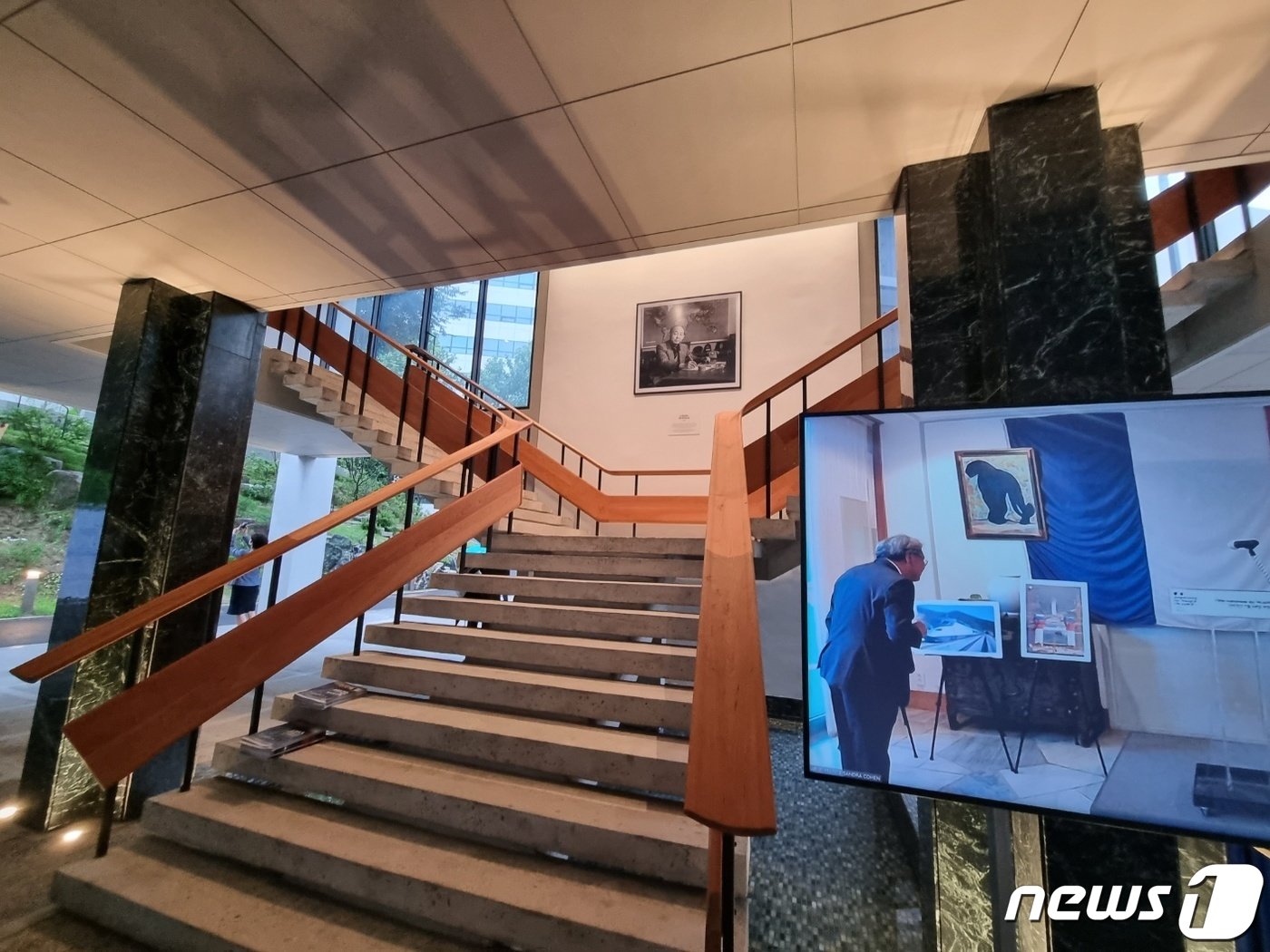 본문 이미지 - 주한 프랑스 대사관 김중업관 계단에 걸린 고(故) 김중업 건축가 사진. 손잡이 재료마저 과거 설계와 동일한 질감의 재료를 찾기 위해 애썼다고 한다. 2023. 7. 14/뉴스1 ⓒ News1 최서윤 기자