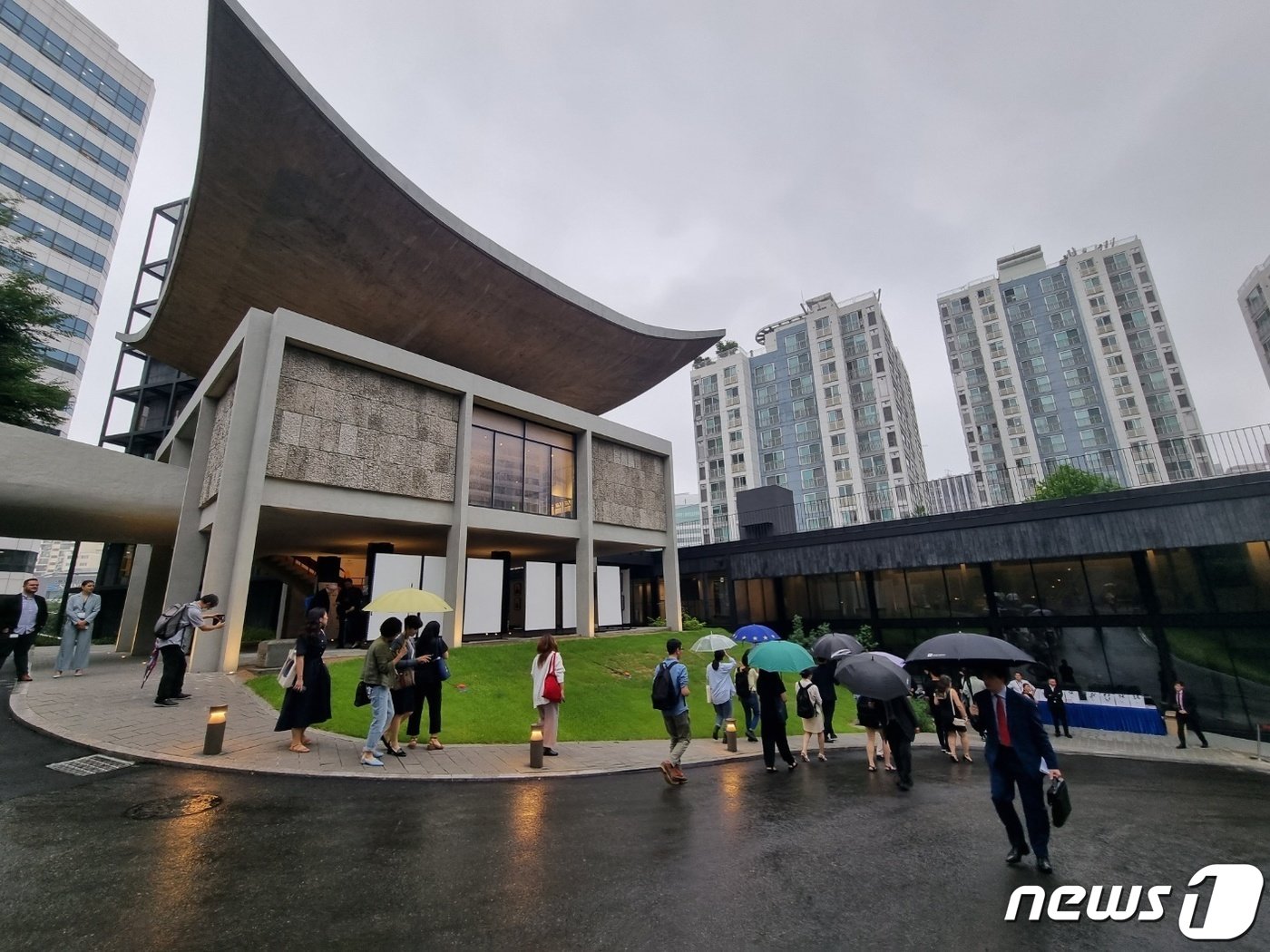 포물선 곡선으로 날아갈듯한 지붕을 얹은 김중업관 뒤로 고층 아파트와 빌딩이 보인다. 2023. 7. 14/뉴스1 ⓒ News1 최서윤 기자