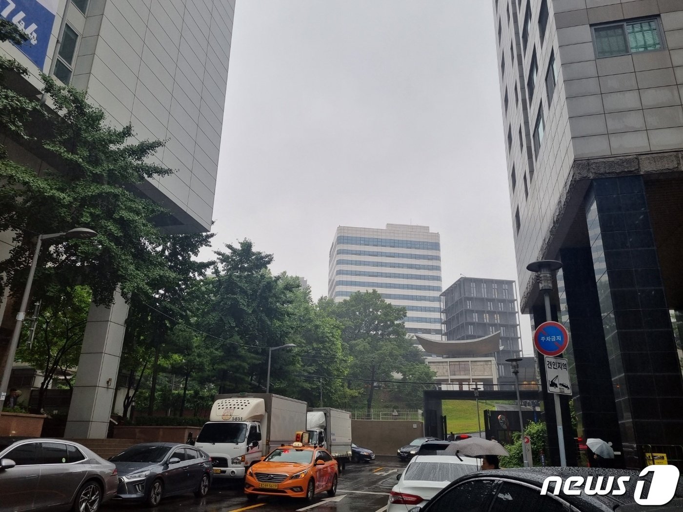 본문 이미지 - 외부에서 바라본 주한프랑스대사관. 지금은 고층빌딩 사이에 파묻혀 있지만 60년 전엔 대사 집무실에서 한강과 인왕산이 내려다보였다고 한다. 2023. 7. 14/뉴스1 ⓒ News1 최서윤 기자