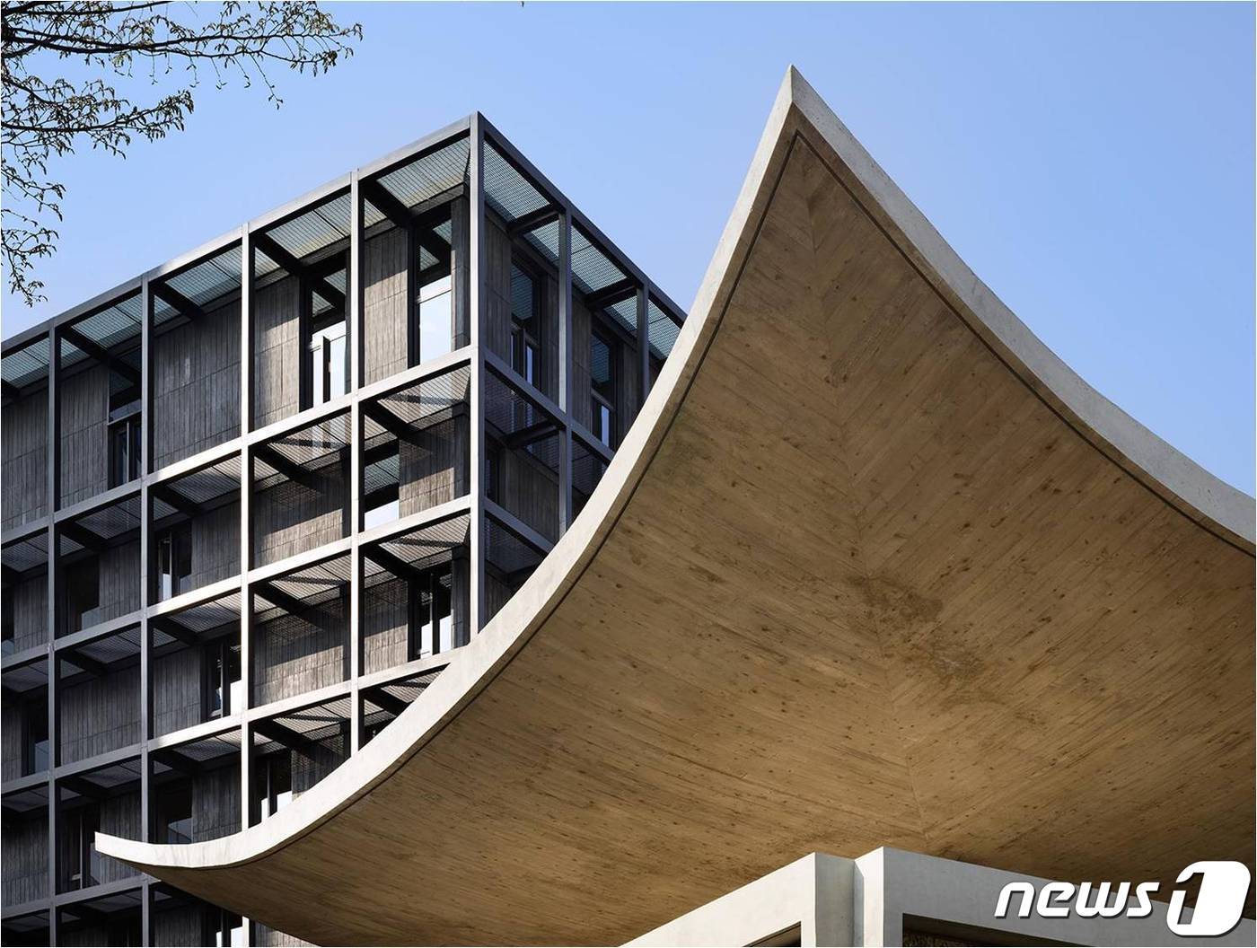 본문 이미지 - 주한프랑스대사관의 대사 집무실로 1962년 준공됐으나 현재는 영빈관 역할을 하는 김중업관(우측 앞)과 집무동 개념의 몽클라르 타워. 현재 대사 집무실은 타워 10층에 있다. 노출 콘크리트와 질감이 그대로 표현된 건축에 한국적 모더니즘이 반영됐다. 2023. 7. 14/뉴스1 ⓒ  김용관 작가