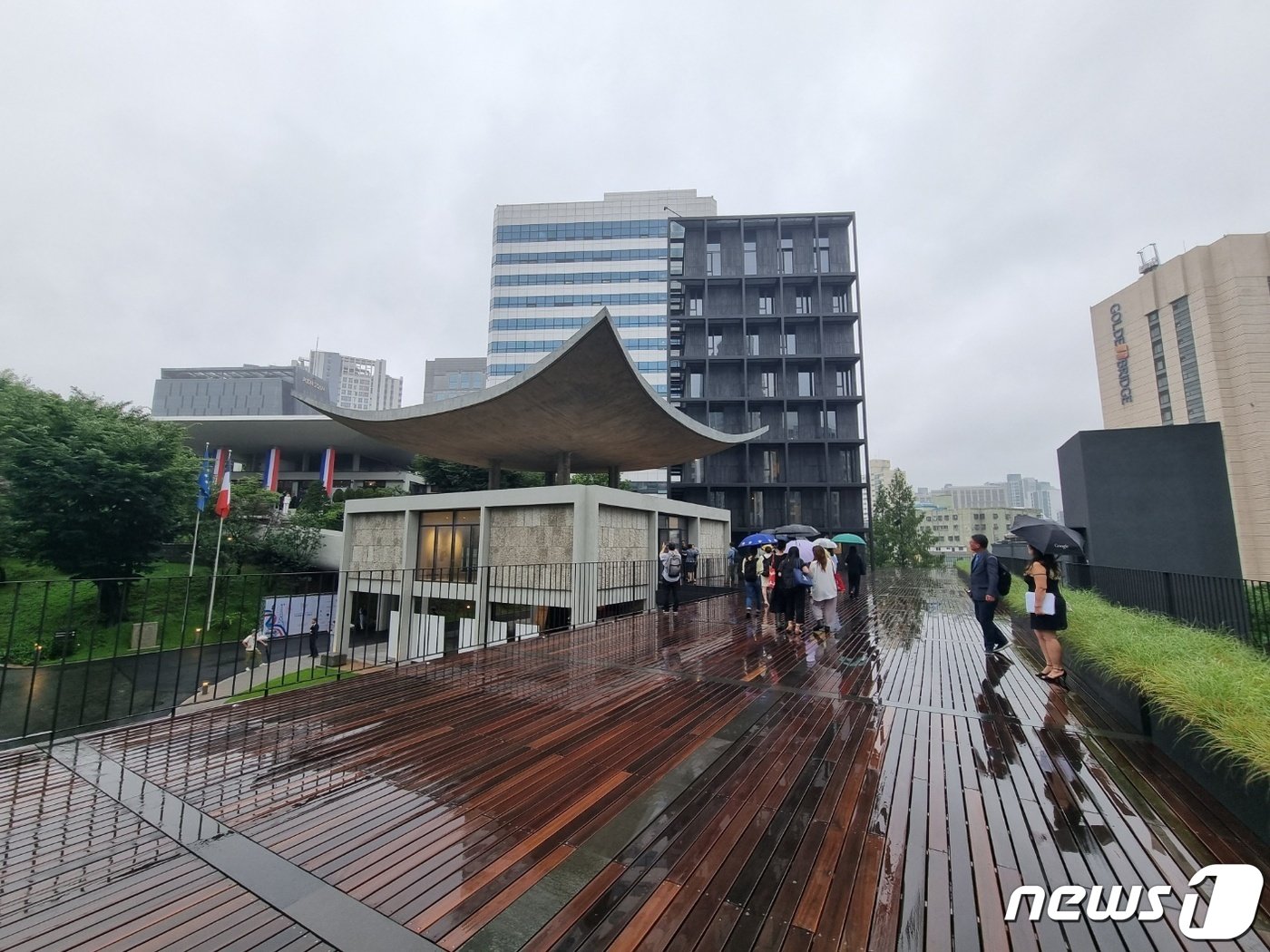 고&#40;故&#41; 김중업 건축가의 주한프랑스대사관 설계에는 대지 경사면을 살린 &#40;4개 건물 간&#41; 부드러운 통합, 중심축을 여러 번 꺾어 자연스레 건축물의 다양한 부분을 관찰할 수 있도록 한 특징이 있다. 르 코르뷔지에가 주창한 &#39;건축적 산책&#39;의 개념인데, 2층짜리 55m 길이 영사업무동인 라제띠&#40;장-루이관&#41;에서 몽클라르 타워를 바라보는 게 주한프랑스대사관 건축적 산책의 종착지다. 2023. 7. 14/뉴스1 ⓒ News1 최서윤 기자