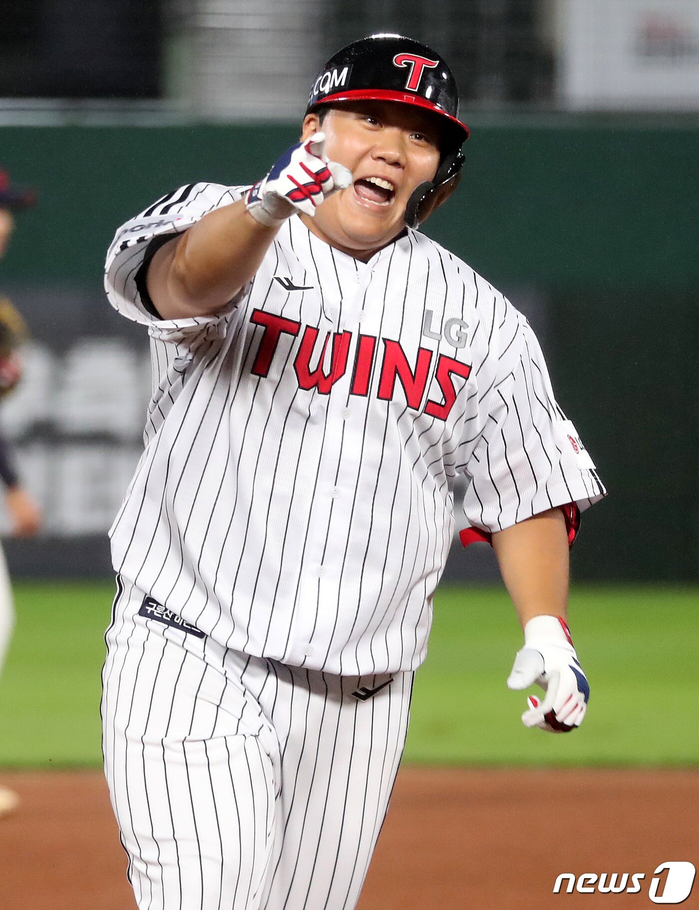 본문 이미지 - 14일 오후 부산 사직야구장에서 열린 '2023 KBO 퓨처스 올스타전' 북부리그와 남부리그의 경기, 5회말 2사 1, 2루 상황 북부 김범석이 스리런 홈런을 때린 뒤 홈으로 향하고 있다. 2023.7.14/뉴스1 ⓒ News1 윤일지 기자