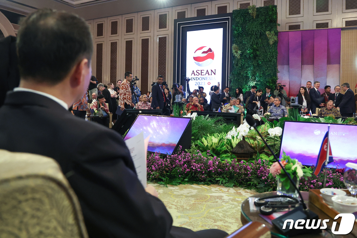 (서울=뉴스1) 이재명 기자 = 박진 외교부 장관과 안광일 북한 주인도네시아 대사 겸 주아세안 대사가 14일(현지시간) 인도네시아 자카르타 샹그릴라 호텔에서 열린 아세안지역안보포럼 …