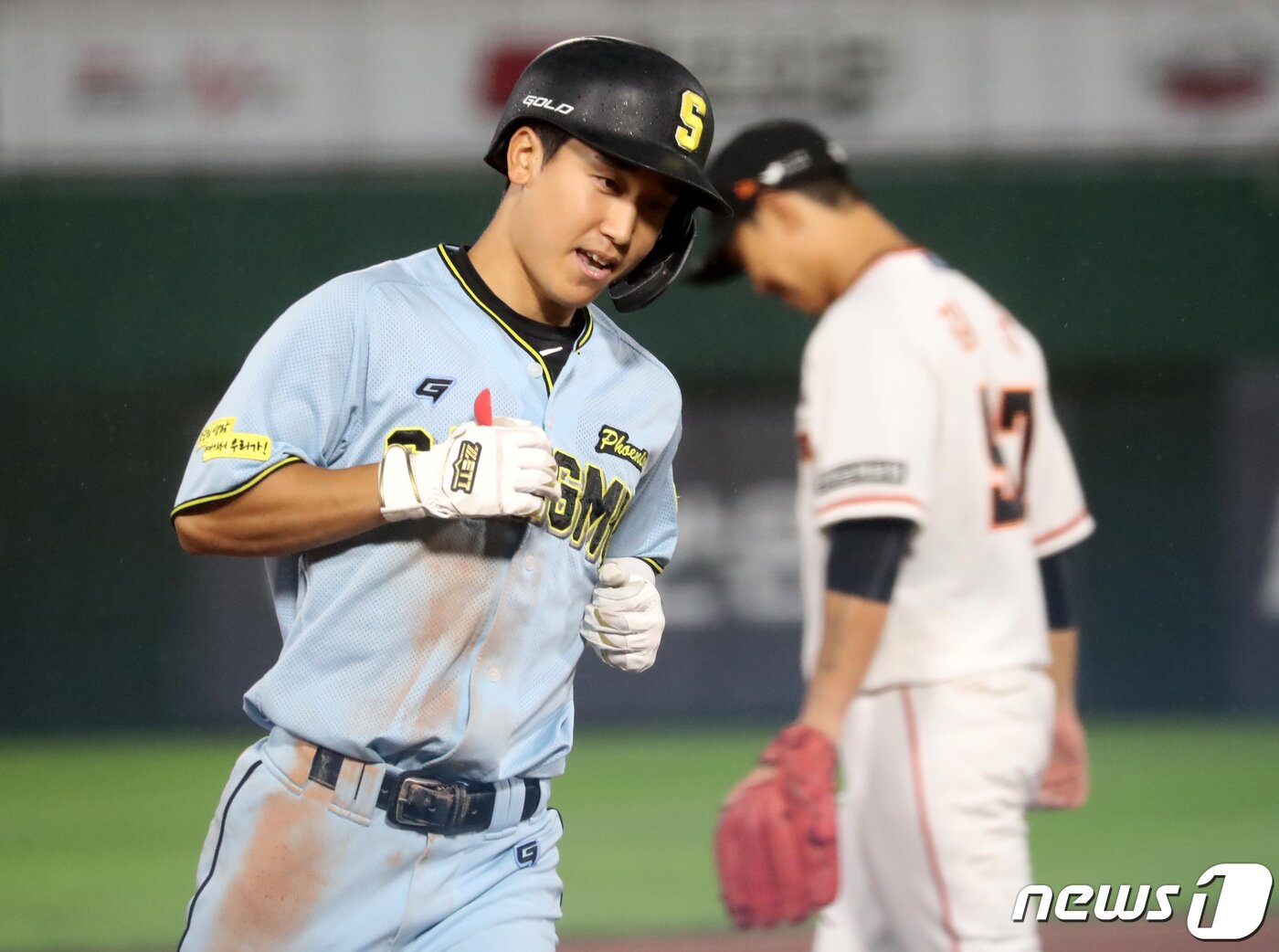 본문 이미지 - 14일 오후 부산 사직야구장에서 열린 '2023 KBO 퓨처스 올스타전' 북부리그와 남부리그의 경기, 7회초 2사 2루 상황 남부 구본혁이 투런 홈런을 때린 뒤 홈을 향하고 있다. 2023.7.14/뉴스1 ⓒ News1 윤일지 기자