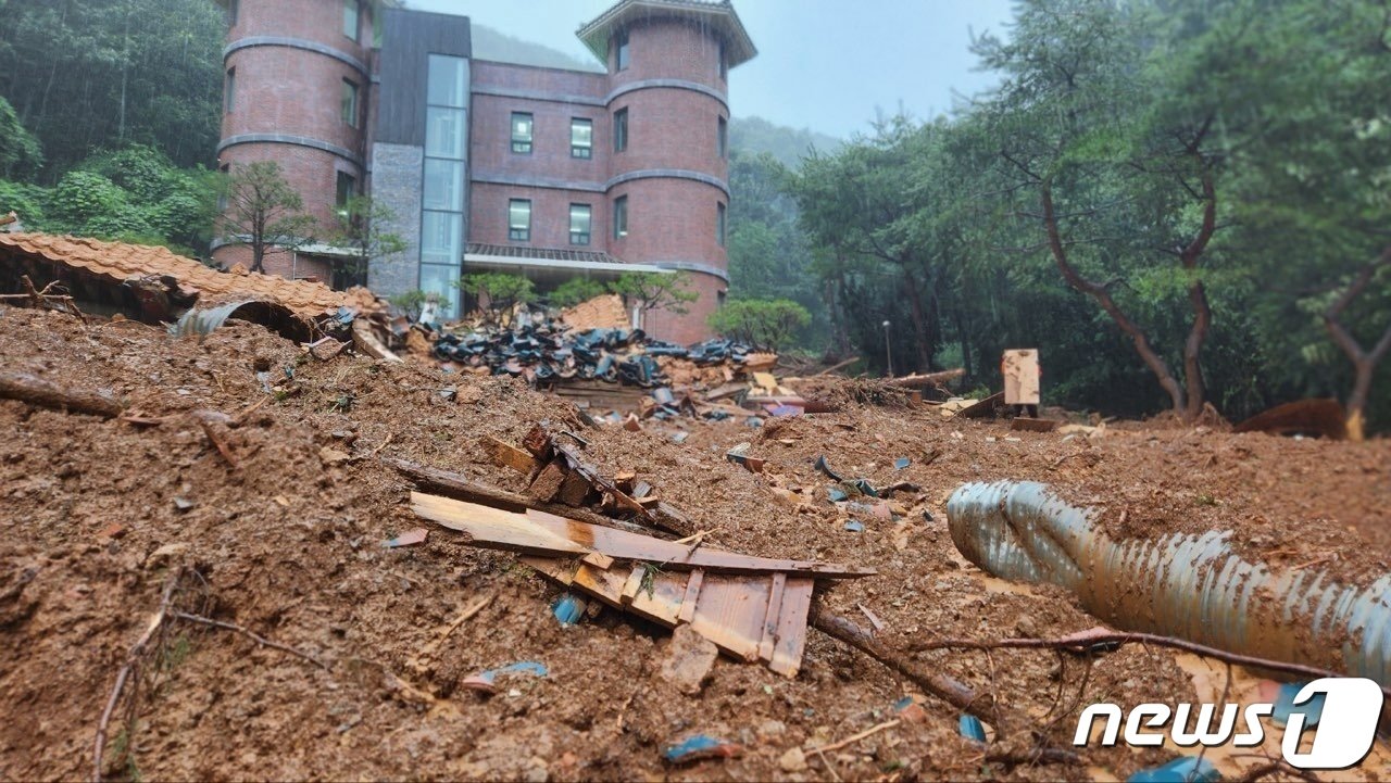 14일 충남 논산시 양지추모원 논산시립납골당에 산사태가 발생해 방문객 4명이 매몰되는 사고가 발생했다. &#40;논산소방서 제공&#41;2023.7.14/뉴스1