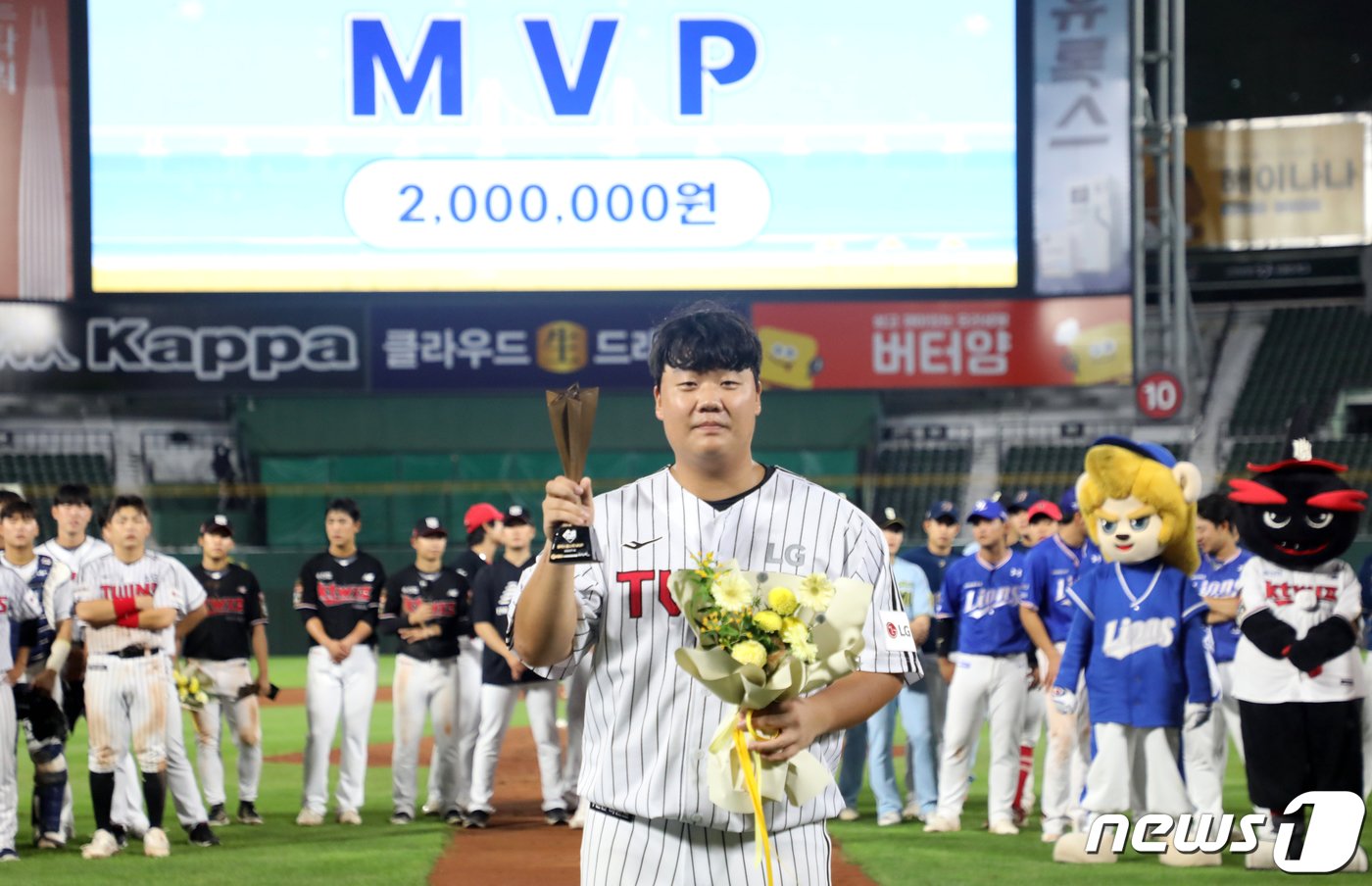 14일 오후 부산 사직야구장에서 열린 &#39;2023 KBO 퓨처스 올스타전&#39; 북부리그와 남부리그의 경기, 최우수 선수&#40;MVP&#41;에 선정된 북부 김범석이 트로피를 들고 기념 촬영을 하고 있다. 2023.7.14/뉴스1 ⓒ News1 윤일지 기자