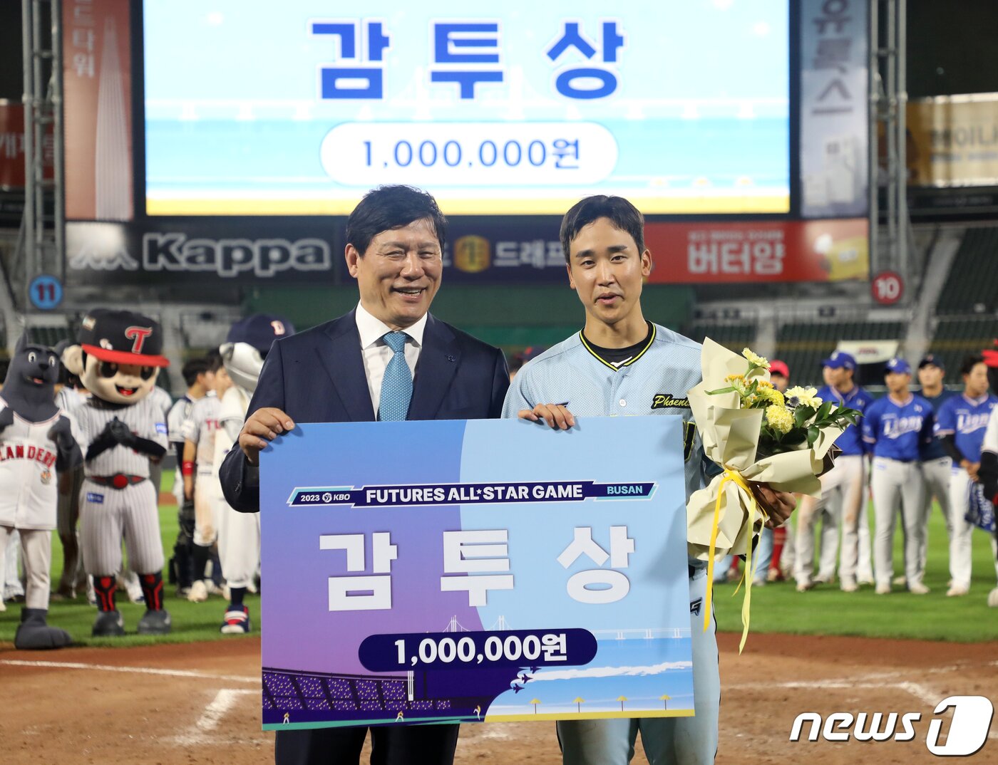 본문 이미지 - 14일 오후 부산 사직야구장에서 열린 '2023 KBO 퓨처스 올스타전' 북부리그와 남부리그의 경기, 남부 구본혁이 감투상을 받고 있다. 2023.7.14/뉴스1 ⓒ News1 윤일지 기자
