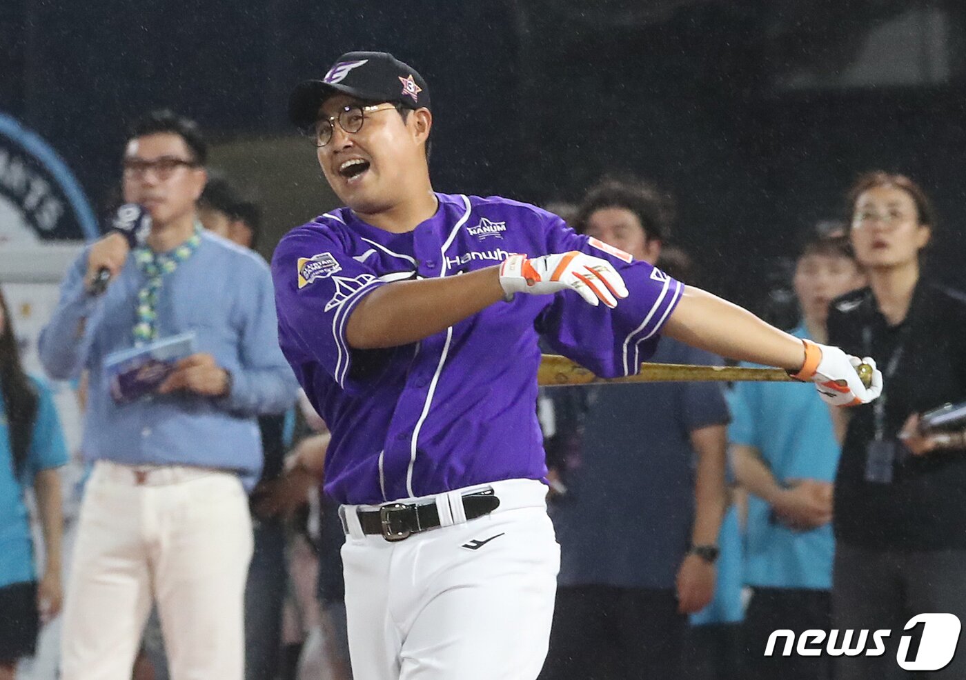 본문 이미지 - 14일 오후 부산 사직야구장에서 열린 2023 KBO 올스타전 홈런레이스에서 5개의 홈런을 기록해 우승을 차지한 한화 채은성이 타격한 뒤 타구를 바라보고 있다. 2023.7.14/뉴스1 ⓒ News1 윤일지 기자