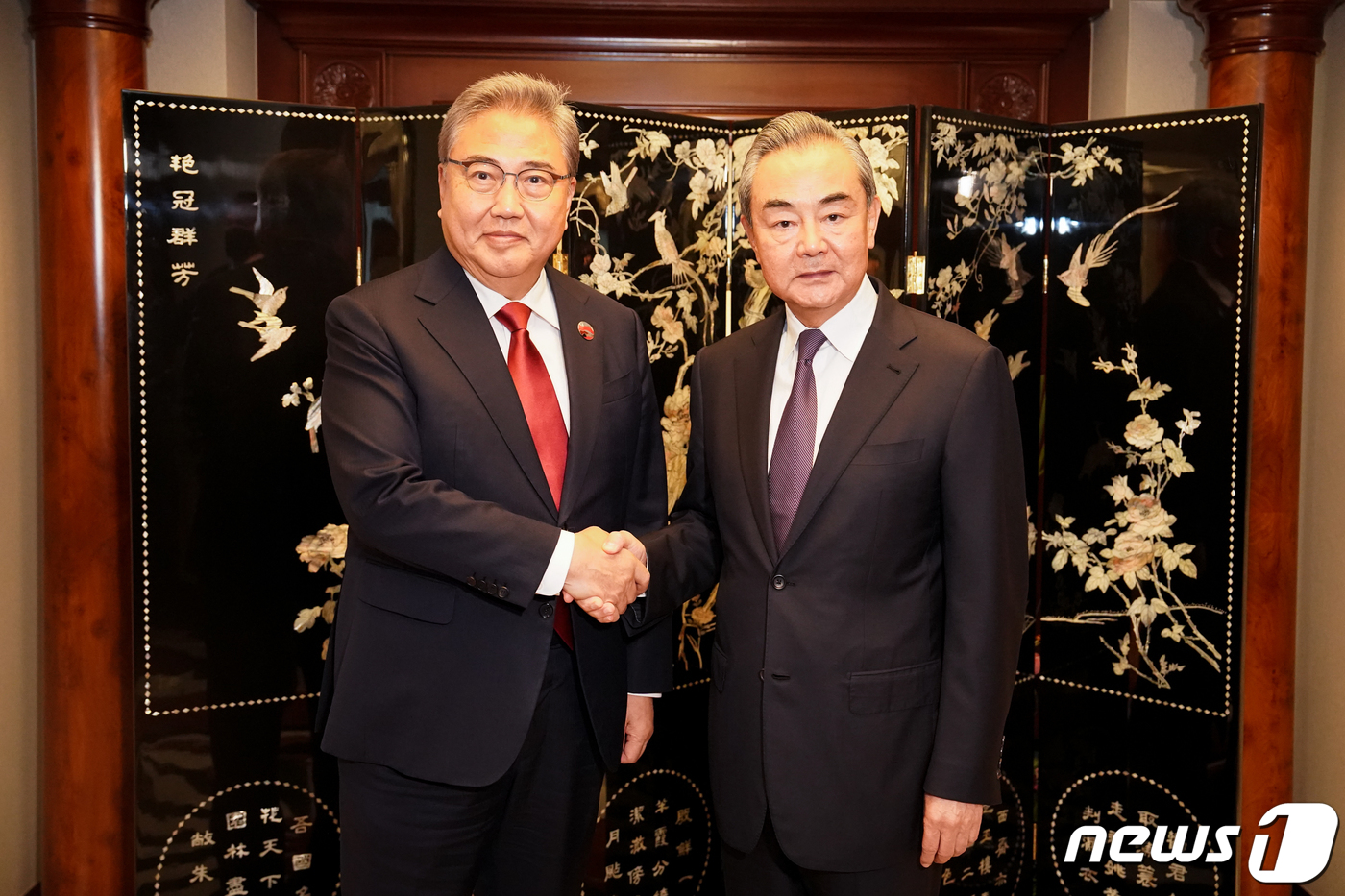 (자카르타(인도네시아)=뉴스1) = 박진 외교부 장관과 왕이 중국 공산당 중앙정치국 위원이14일 오후(현지시각) 인도네시아 자카르타 샹그릴라 호텔에서 회담에 앞서 기념 촬영을 하고 …