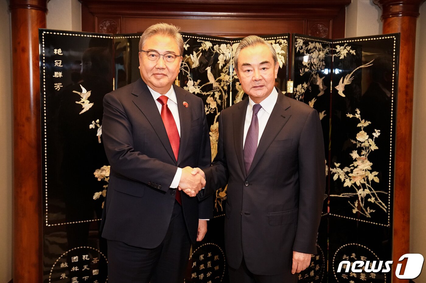 본문 이미지 - 박진 외교부 장관(왼쪽)과 왕이 중국 외교부장. (외교부 제공)