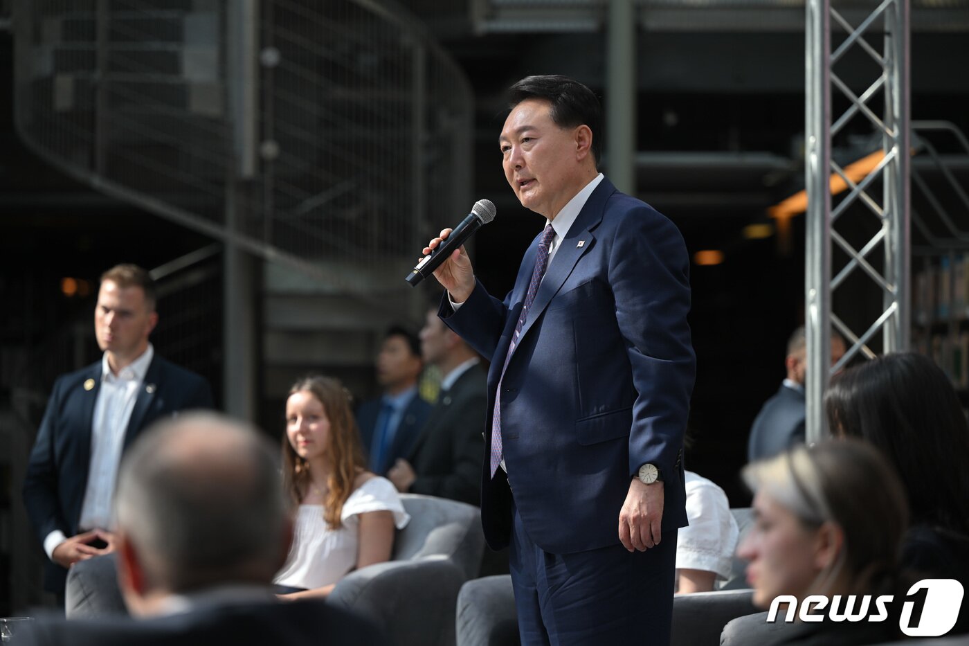 본문 이미지 - 윤석열 대통령이 14일(현지시간) 바르샤바대학교 중앙도서관에서 열린 폴란드 미래세대와의 문화동행 행사에서 인사말을 하고 있다. (대통령실 홈페이지) 2023.7.15/뉴스1 ⓒ News1 오대일 기자