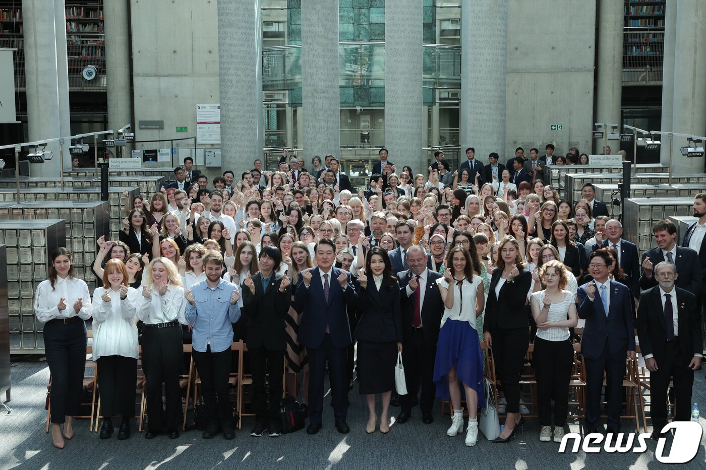 본문 이미지 - 윤석열 대통령과 김건희 여사가 14일(현지시간) 바르샤바대학교 중앙도서관에서 열린 폴란드 미래세대와의 문화동행 행사에서 학생들과 기념촬영을 하고 있다. (대통령실 홈페이지) 2023.7.15/뉴스1 ⓒ News1 오대일 기자