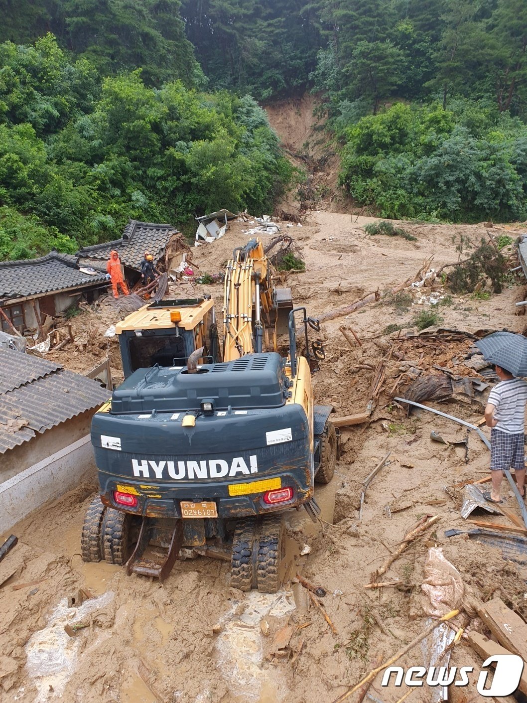 본문 이미지 - 15일 오전 6시20분쯤 경북 영주시 장수면 갈산리에서 주택이 매몰돼 2명이 갇혀 구조당국이 구조 활동을 하고 있다.(경북 영주시 제공)2023.7.15/뉴스1 