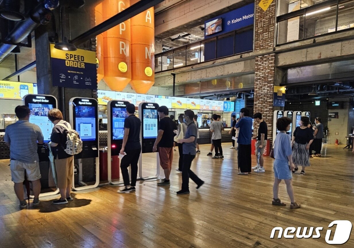 본문 이미지 - 15일 오전 서울 강남구 코엑스 안에 있는 한 영화관 시민들 모습. 2023.7.15/뉴스1 ⓒ News1 문혜원 기자