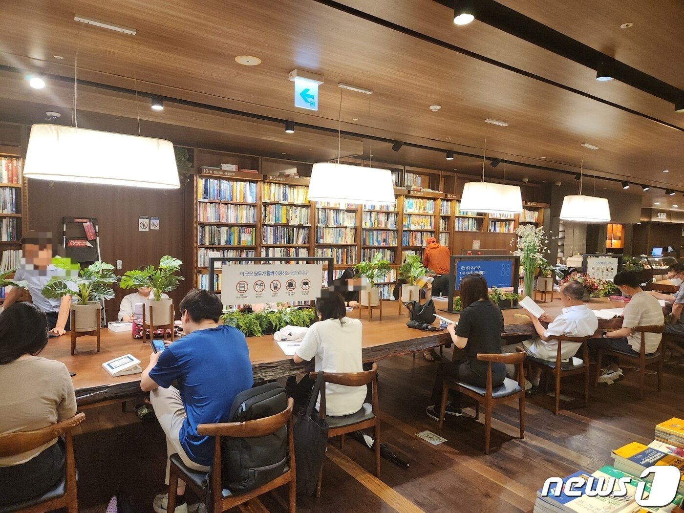 본문 이미지 -  오전 10시30분 서울 종로구 교보문고에서 시민들이 책 읽고 있는 모습. 2023.7.15/뉴스1 ⓒ News1 유민주 기자