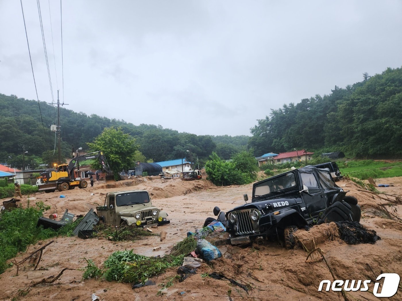 15일 충북 음성군 원남면 문암리 산사태 현장에 사륜구동 자동차 2대가 산사태로 흘러내린 토사에 갇혀 움직이지 못하고 있다.&#40;음성군 제공&#41;2023.7.15/뉴스1