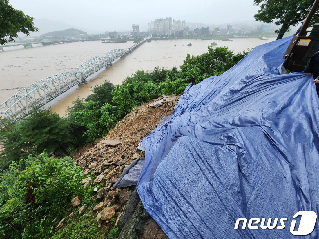 본문 이미지 - 집중호우로 공주 공산성 성벽 일부가 무너졌다.